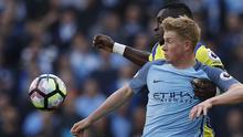 Gelandang Manchester City, Kevin De Bruyne, berebut bola dengan gelandang Everton, Idrissa Gueye, pada laga Premier League di Stadion Etihad, Manchester, Sabtu (15/10/2016). Kedua tim bermain imbang 1-1. (Reuters/Phil Noble)