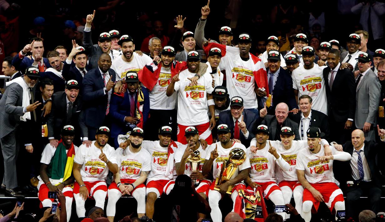Para pebasket Toronto Raptors merayakan kemenangan sekaligus gelar juara NBA pertama mereka pada musim 2018-2019. (Getty Images/AFP/Lachlan Cunningham)