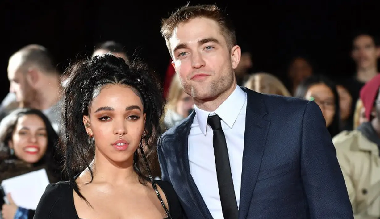 Pasangan Rober Pattinson dan FKA Twigs memang jarang terdengar di hadapan publik. Namun keduanya menjalani kehidupan mereka dengan damai dan tak mengumbarnya di keramaian. (AFP/Bintang.com)