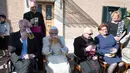 Paus Emeritus Benediktus XVI meminum segelas bir bersama Perdana Menteri Bavaria Horst Seehofer saat merayakan ulang tahunnya yang ke-90 di Vatikan (17/4). (L'Osservatore Romano/Pool Photo via AP)