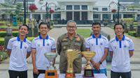 Wali Kota Bandung, Muhamd Farhan (tengah, berfoto bersama pemain-pemain Persib Bandung dan sebagian dari trofi juara yang pernah diraih Maung Bandung dalam sejarah berkompetisi di Liga Indonesia. Persib akan menambah trofi setelah dipastikan menjadi juara BRI Liga 1 2024/2025. (Bola.com/Erwin Snaz)