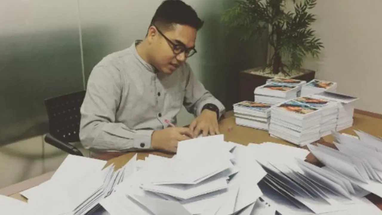 Novelis Fahd Pahdepie Raih Penghargaan Bergengsi