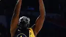 Pemain Indiana Pacers, Victor Oladipo saat memasukan bola saat mengikuti kontes basket All-Star NBA All-Star 2018 di Los Angeles, AS (17/2). Victor Oladipo tampil unik menggenakan topeng dari film "Black Panther". (AP Photo/Chris Pizzello)