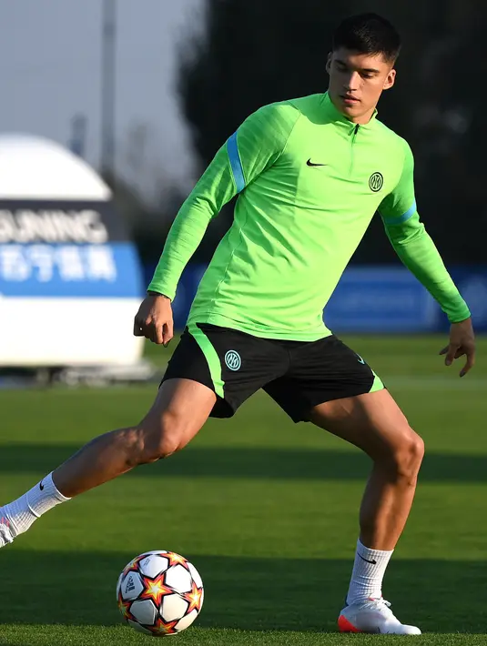 Penyerang Inter Milan,  Joaquin Correa mengontrol bola saat berlatih di Suning Training Center di Appiano Gentile dekat Milan(18/10/2021). Inter Milan akan bertanding melawan Sheriff pada Grup D Liga Champions. (AFP/Marco Bertorello)
