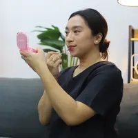 Ilustrasi memakai makeup. (Copyright Fimela/Adhib)