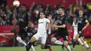 Wissam Ben Yedder. Duel Ondrej Kudela (kanan) dan Wissam Ben Yedder ini terjadi di leg pertama babak 16 besar Liga Europa 2018/2019, 7 Maret 2019 di Ramon Sanchez-Pizjuan Stadium. Slavia Praha berhasil menahan imbang tuan rumah Sevilla 2-2. Dalam leg kedua (14/3/2019) saat Slavia Praha gantian menjamu Sevilla, Slavia Praha menang 4-3 melalui perpanjangan waktu dan lolos ke perempatfinal. (AFP/Jorge Guerrero)