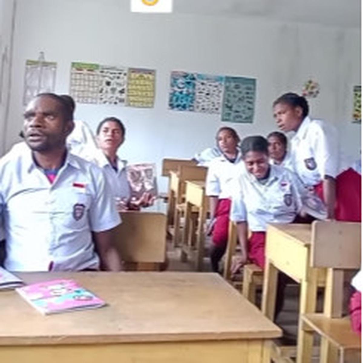 Momen Siswa SD di Papua Mendadak Panik Dengar Suara Pesawat