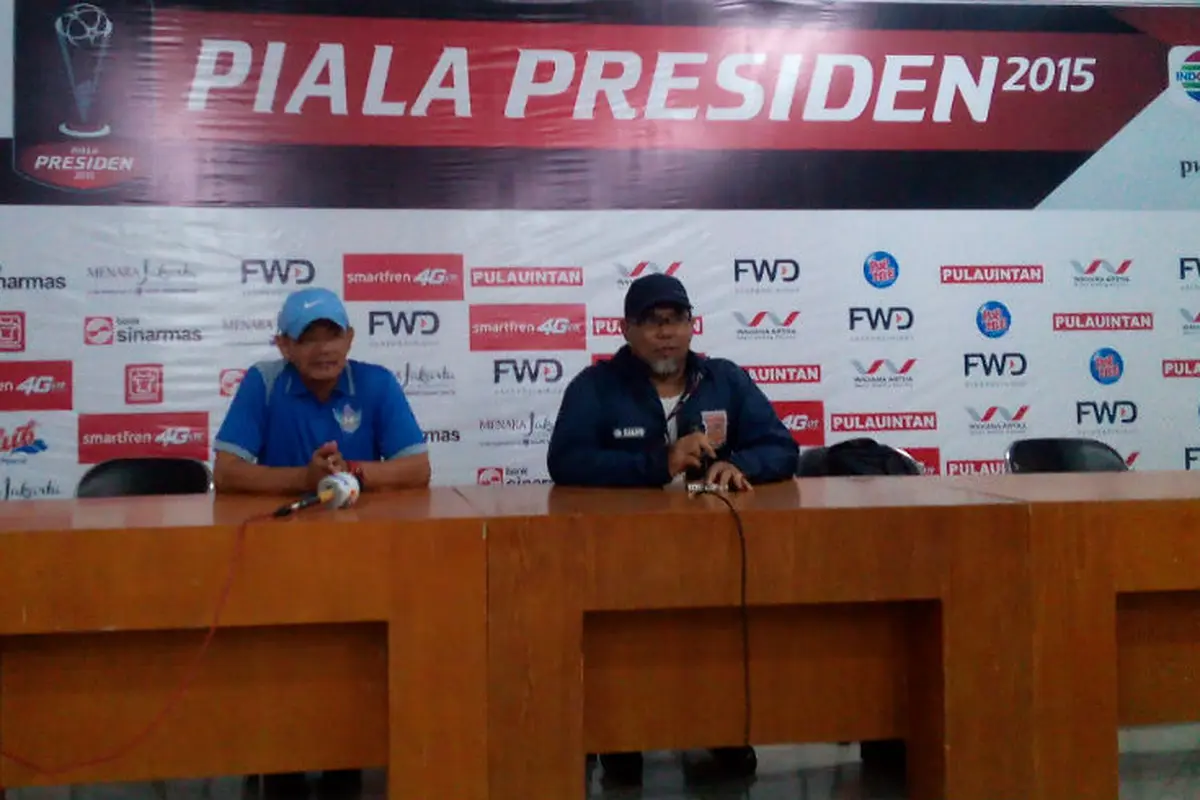 Pelatih Pusamania Borneo FC, Iwan Setiawan (kanan) dan Pelatih Gresik United Liestiadi 