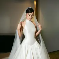 Berbeda dari gaun ceremony yang sarat detail lace dan siluet megah, kali ini Jennifer Coppen memilih tampilan yang lebih clean, sleek, dan sophisticated. Pilihan tersebut seolah menjadi refleksi gaya personal Jennifer yang dikenal elegan dengan sentuhan modern feminin. [@jennifercoppenreal20].