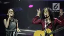 Penampilan kolaborasi grup band Slank bersama penyanyi dangdut, Cita Citata dalam konser Slank In Love di Jakarta, Selasa (27/2). Slank dan Cita Citata mengajak penonton bersama-sama menyerukan kalimat "Say No To Drugs".(Liputan6.com/Faizal Fanani)