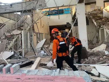 Tim SAR Evakuasi Korban Gempa NTT M 7,7 di Maumere