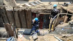 Aktivitas pekerja saat memasang pipa gas, Jakarta, Rabu (30/9/2015). PT Perusahaan Gas Negara Tbk (PGN) mengklaim siap menjadi aggregator gas atau badan penyangga gas nasional. (Liputan6.com/Faizal Fanani)