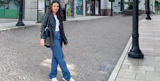 Penyanyi Raisa Andriana diketahui sedang berlibur bersama keluarganya ke Amerika, lewat beberapa unggahan foto di Instagram pribadinya. Seperti saat ia tampil mengenakan celana high-waisted jeans berwarna biru, yang dipadu dengan white shirt polos, dan jaket kulit berwarna hitam. Foto: Instagram.