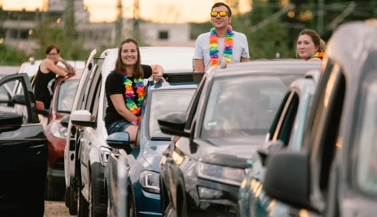 Orang-orang menonton konser drive-in dari kendaraan mereka di Bonn, Jerman, Sabtu (13/6/2020). Konser tersebut digelar dengan langkah-langkah ketat bagi para penikmat musik sambil menjaga jarak sosial. (Xinhua/Tang Ying)