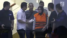 Tersangka anggota Komisi VII DPR RI Eni Maulani Saragih usai menjalani pemeriksaan dan menuju mobil tahanan di Gedung KPK Jakarta, Sabtu (14/7). KPK resmi menahan Eni Maulani terkait dugaan suap proyek pembangunan PLTU Riau-1. (Liputan6.com/Johan Tallo)