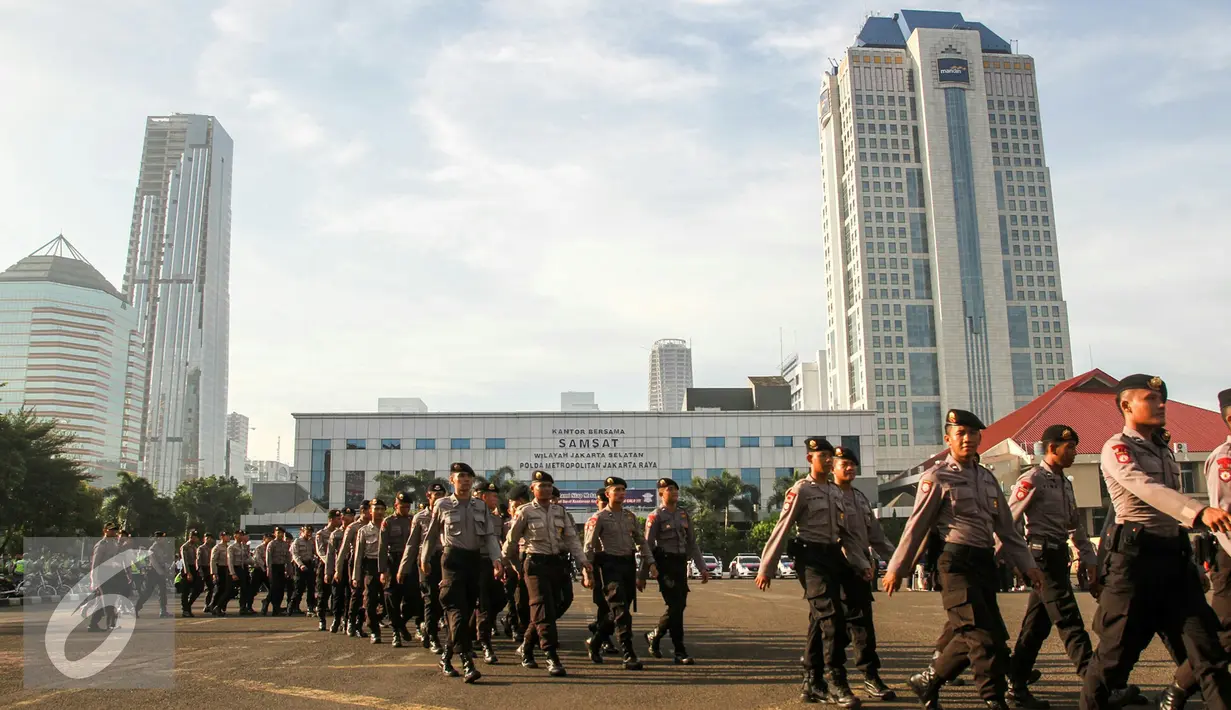 Personil Kepolisan melakukan persiapan jelang apel pengamanan libur panjang di halamaman Mapolda Metro, Jakarta, Rabu (4/5/2016). Polda Metro gelar apel kesiapan dan pengamanan di jelang libur panjang pada 5-8 Mei mendatang. (Liputan6.com/Yoppy Renato)