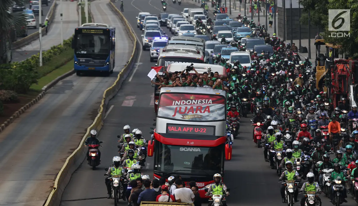 Arak-arakan Timnas Indonesia U-22 usai menjuarai Piala AFF U-22 2019 melintasi Jalan MH Thamrin, Jakarta, Kamis (29/2). Timnas U-22 Indonesia diarak menuju Istana Merdeka menemui undangan Presiden Joko Widodo atau Jokowi. (Liputan6.com/Helmi Fithriansyah)