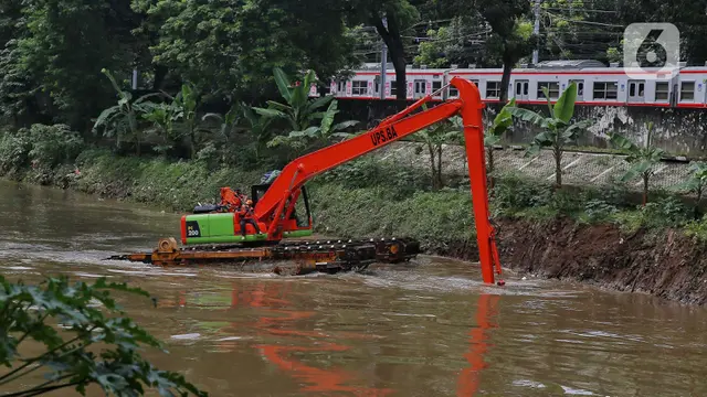 Dinas Lingkungan Hidup Jakarta Keruk Banjir Kanal Barat