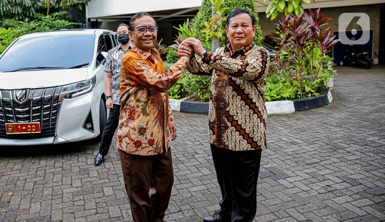Menteri Pertahanan sekaligus Ketum Partai Gerindra Prabowo Subianto bersalaman dengan Menpolhukam Mahfud MD di Rumah Dinas Menpolhukam, Denpasar, Jakarta Selatan, Selasa (25/4/2023). (Liputan6.com/Faizal Fanani)