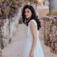 Di usianya yang sudah 35 tahun ini penampilan Medina selalu terlihat memukai. Beberapa kali ia tampil mencuri perhatian saat mengenakan busana kasual saat latihan menembak atau tampil stylish saat menjalani liburan. Seperti dalam pemotretannya ini, wanita kelahiran Jakarta, 1987 terlihat makin menawan dengan dress berwarna putih. (Liputan6.com/IG/@medinadinaaa)