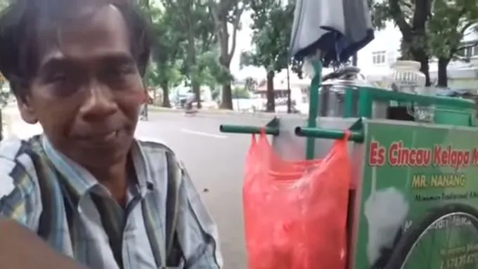 Gokil Abis! Pedagang Cincau Fasih Bahasa Inggris dan Jerman!