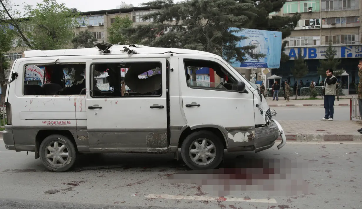 Kondisi kendaraan yang terkena serangan bom di dekat gedung Kedubes AS di Kabul, Afghanistan, Rabu (3/5). Bom tersebut menyerang konvoi koalisi NATO yang melintas tak jauh dari gedung Kedubes AS. (AP Photos / Massoud Hossaini)