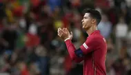 Pemain Portugal Cristiano Ronaldo memberi tepuk tangan kepada para penggemar usai melawan Republik Ceko pada pertandingan sepak bola UEFA Nations League di Stadion Jose Alvalade, Lisbon, Portugal, 9 Juni 2022. Portugal menang 2-0. (AP Photo/Armando Franca)