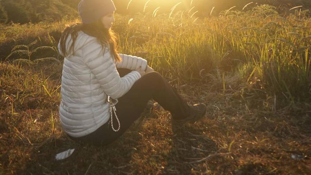Foto Candid Dengan Keindahan Matahari Terbit