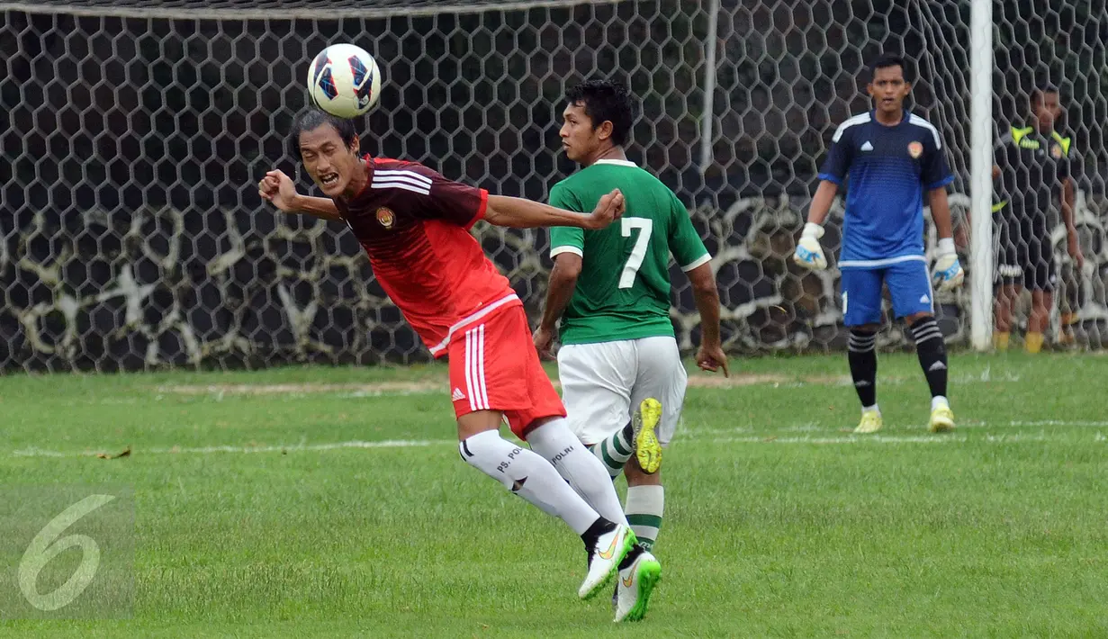 Bek PS Polri, Hansamu Yama Pranata (kiri) menahan bola saat laga melawan PS MSG di Mako Brimob Kelapa Dua, Depok, Rabu (24/2/2016). Laga persiapan menghadapi turnamen Piala Bhayangkara 2016 ini berakhir imbang 1-1. (Liputan6.com/Helmi Fithriansyah)