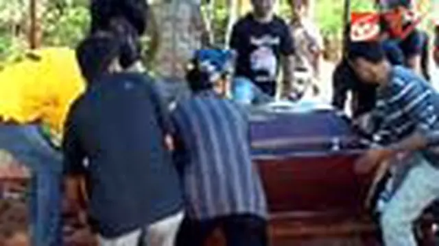 Isak Tangis Mengiringi Pemakaman Arion