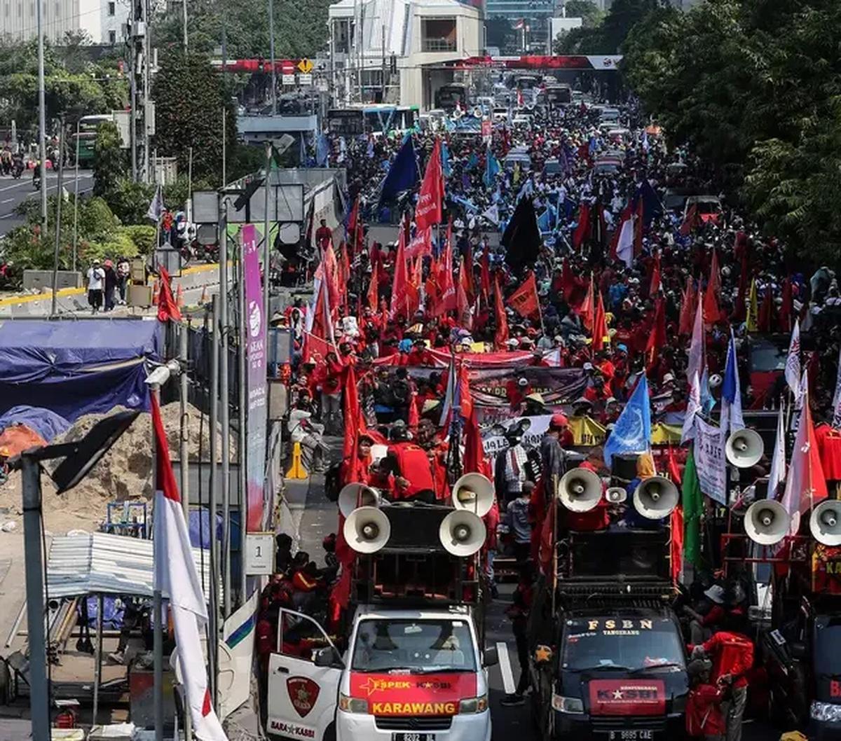 Saat ini, Apindo masih menunggu revisi terkait aturan pengupahan yang masih di godok pemerintah. Nantinya, perhitungan formula kenaikan UMP 2024 akan mengacu pada regulasi anyar tersebut.