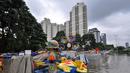 Sejumlah anak bermain di lahan bermain Kemayoran yang terendam banjir, Jakarta, Selasa (10/2). Tingginya curah hujan di wilayah Jakarta mengakibatkan sejumlah fasilitas umum ikut terendam banjir. (Liputan6.com/Faizal Fanani)