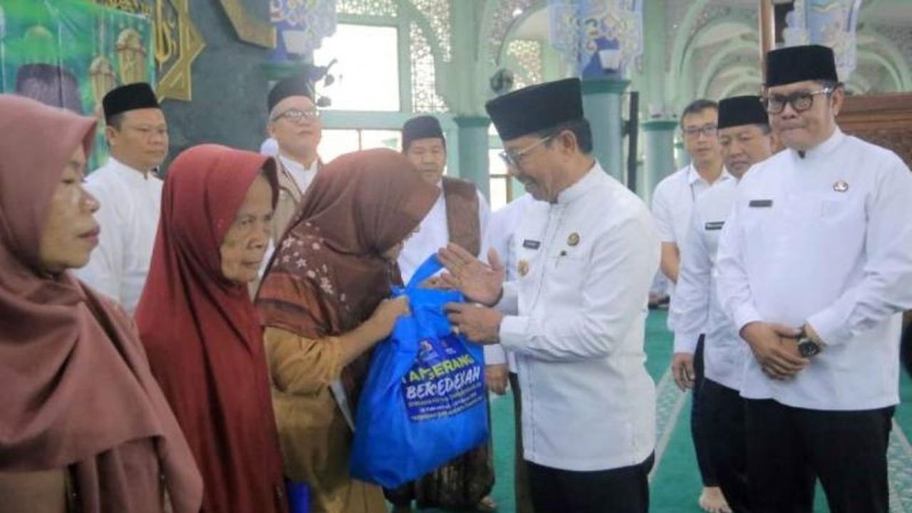 Sachrudin Maryono Bagikan Sembako, Rayakan Setahun Kepemimpinan di Kota Tangerang