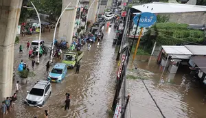 Banjir menyebabkan arus lalu lintas tersendat. (Liputan6.com/Angga Yuniar)