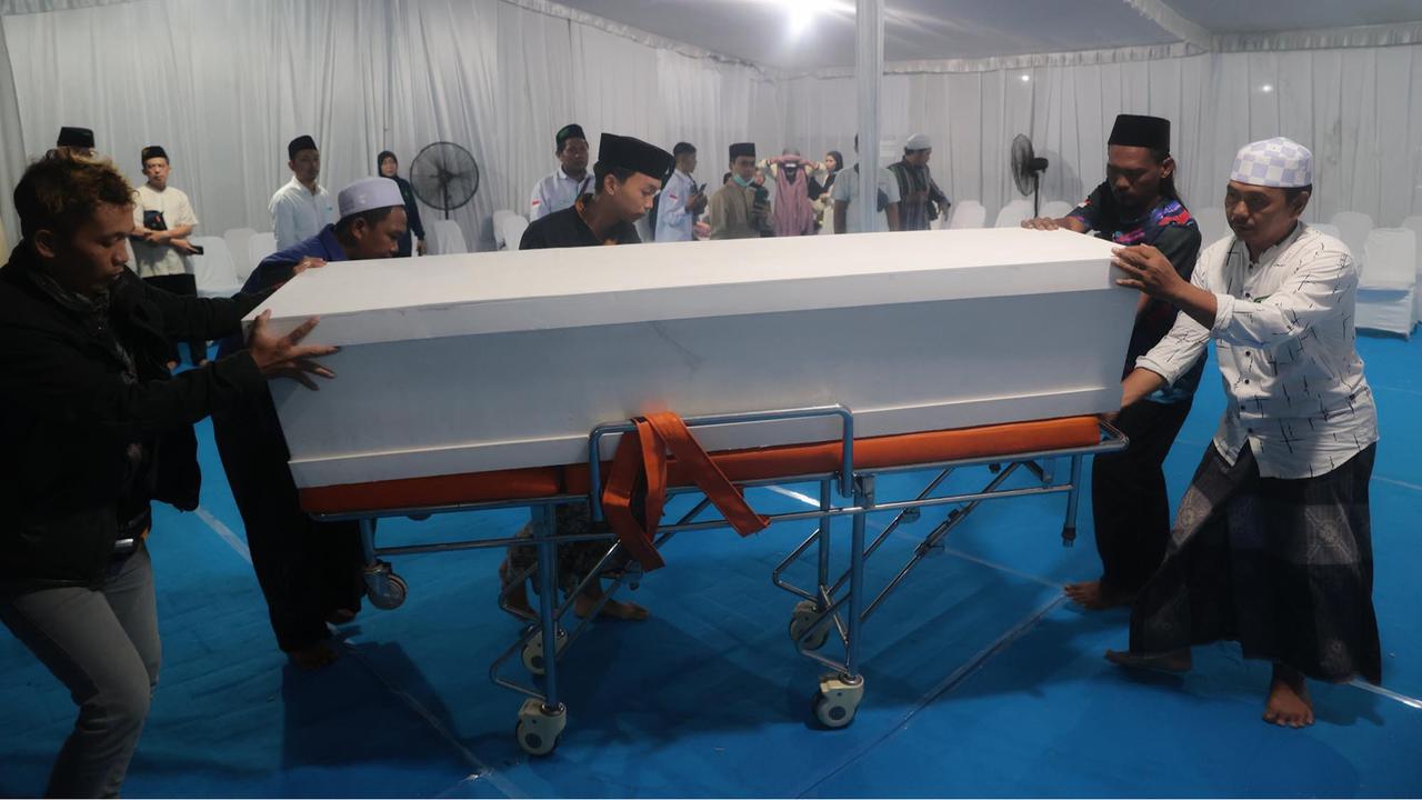 FOTO: 45 Kantong Jenazah Korban Ambruknya Musala Ponpes Al Khoziny Diterima RS Bhayangkara, Proses Identifikasi Terus Berlanjut