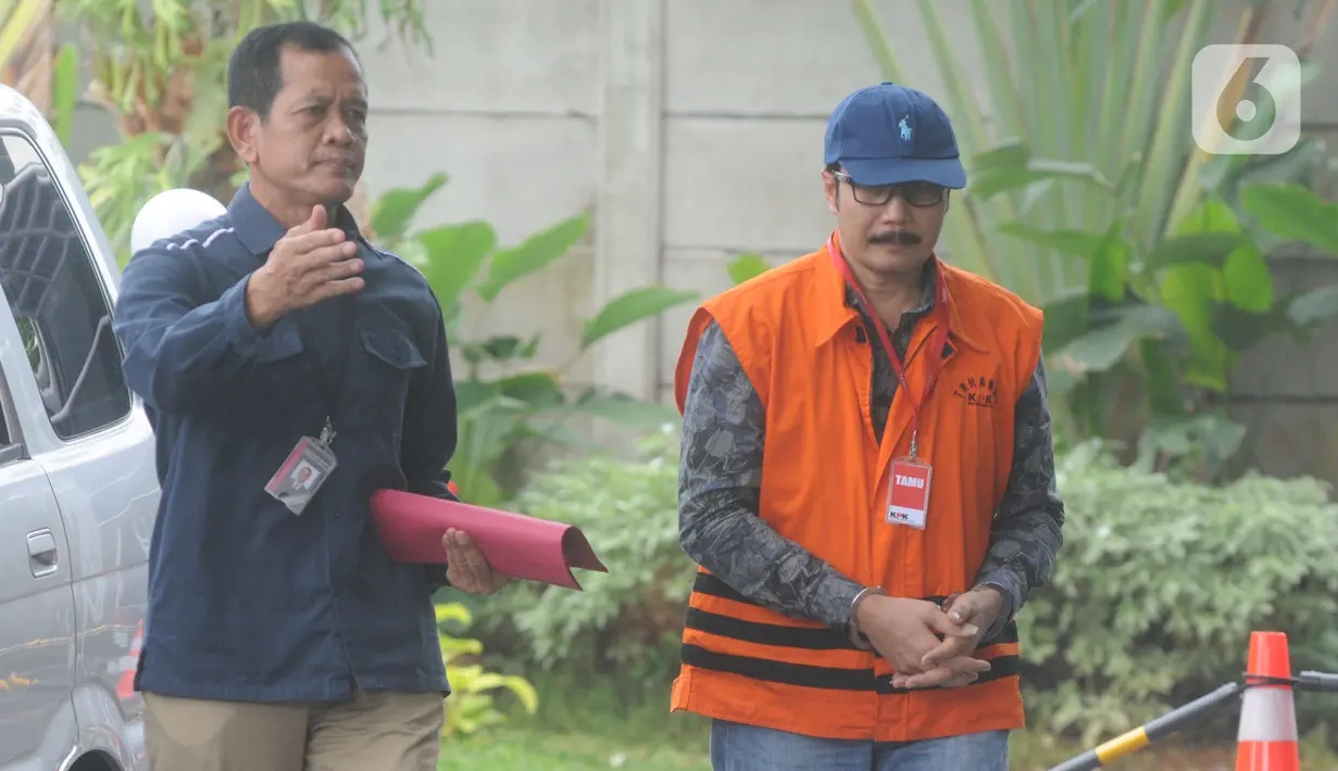 Mantan Ketua DPRD Tulungagung, Supriyono tiba untuk menjalani pemeriksaan di Gedung KPK, Jakarta, Selasa (7/1/2020). Supriyono diperiksa sebagai tersangka terkait dugaan menerima suap pengadaan barang dan jasa di Pemkab Tulungagung tahun anggaran 2018. (merdeka.com/Dwi Narwoko)