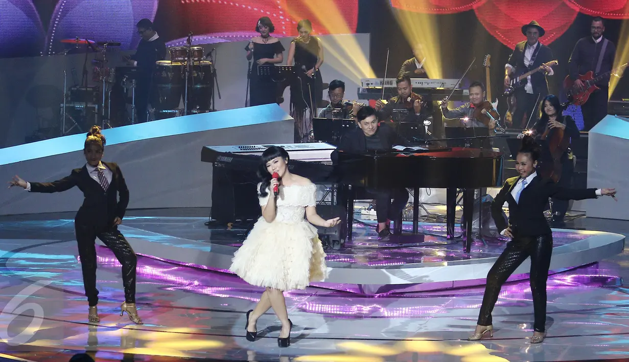 Penampilan Penyanyi Yura Yunita berkolaborasi dengan musisi Yovie Widianto saat konser “Beranda Cinta Yovie & His Friends”, di Studio 6 Emtek City, Jakarta, Rabu (3/5). (Liputan6.com/Herman Zakharia)