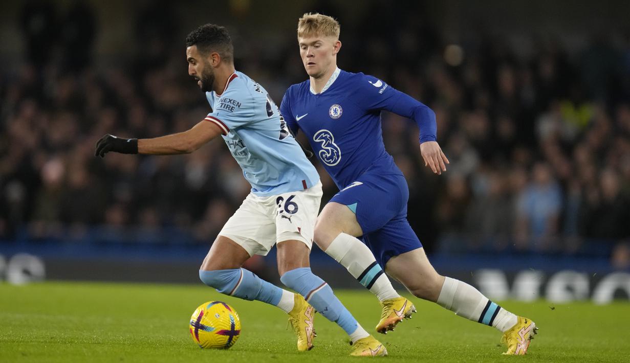 Penyerang Manchester City, Riyad Mahrez dan gelandang Chelsea Lewis Hall berebut bola pada matchday ke-18 Liga Inggris di Stadion Stamford Bridge, Jumat (6/1/2023) dini hari WIB. Manchester City membuat Chelsea semakin terpuruk di Liga Inggris 2022/2023. (AP Photo/Kirsty Wigglesworth)