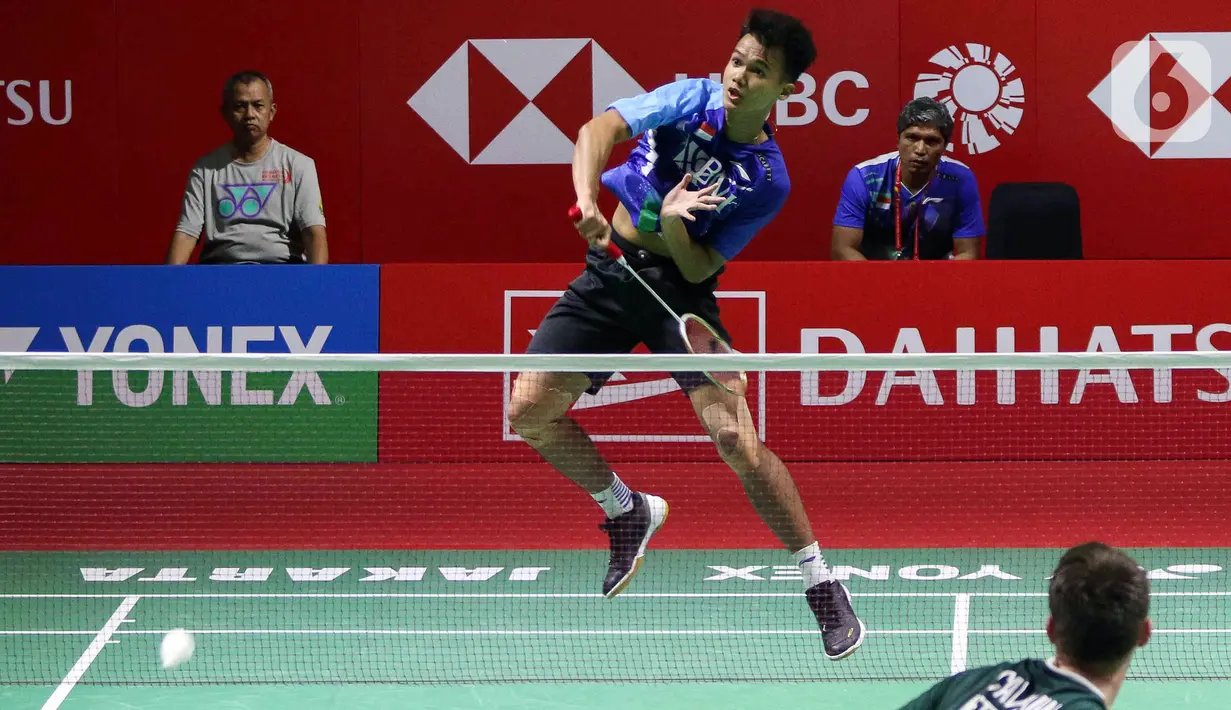 Pebulu tangkis tunggal putra Indonesia Christian Adinata melakukan smash ke arah lawannya pebulu tangkis tunggal putra Belanda Mark Caljouw pada babak kualifikasi turnamen Daihatsu Indonesia Masters 2023 di Istora Gelora Bung Karno, Jakarta, Selasa (24/1/2023). Christian Adinata menang atas Mark Caljouw dengan skor 20-22, 21-14, dan 21-17. (Liputan6.com/Herman Zakharia)