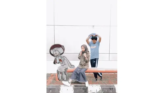 Wanita Ini Minta Fotonya Diedit Tidak Sendiri, 6 Hasilnya Kocak Banget