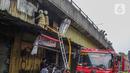 Petugas pemadam kebakaran saat melakukan proses pendinginan dari kebakaran di Pasar Pagi Asemka, Jakarta, Jumat (18/11/2022). Menurut Kepala Sektor Tambora Sudin Gulkarmat Jakarta Barat, Joko Susilo, api menghanguskan sekitar 20 lapak pedagang. (Liputan6.com/Faizal Fanani)