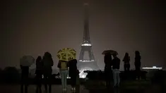 Pengunjung berkumpul di alun-alun Trocadero ketika lampu Menara Eiffel dipadamkan di Paris, Senin (2/10). Pemadaman lampu menara yang menjadi ikon Negara Prancis ini sebagai bentuk penghormatan untuk korban penembakan di Las Vegas. (AP/Kamil Zihnioglu)