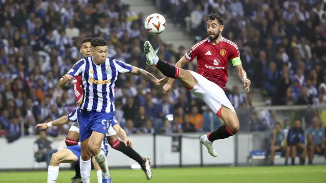 Foto: Bruno Fernandes Kartu Merah Lagi, MU Susah Payah Imbangi FC Porto di Liga Europa