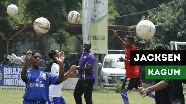 Pelatih Barito Putera, Jacksen F Tiago, mengagumi kondisi fisik serta semangat yang ditunjukkan anak-anak Tulehu saat berlatih sepak bola.