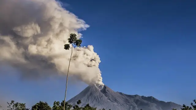 Waspada, Gunung Merapi Mengalami Letusan Freatik! (Manggar/Shutterstock)