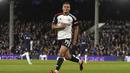 Pemain Fulham, Rodrigo Muniz, melakukan selebrasi setelah mencetak gol ke gawang Tottenham Hotspur pada laga Liga Inggris di Stadion Craven Cottage, Minggu (17/3/2024). (Adam Davy/PA via AP)