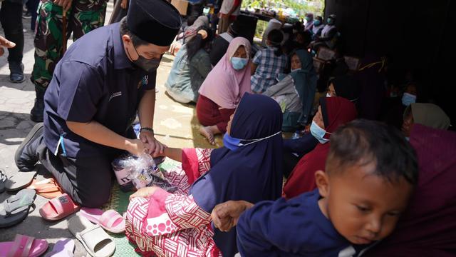 Menteri BUMN Erick Thohir mengunjungi korban pengungsian erupsi Gunung Semeru, Jatim, Minggu (12/12/2021). (Istimewa)