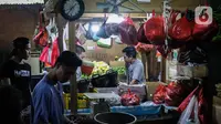 Aktivitas jual beli di Pasar Tradisional Senen, Jakarta, Rabu (8/1/2020). Gubernur DKI Jakarta Anies Baswedan mengeluarkan pergub tentang larangan kantong plastik sekali pakai di mal, swalayan, hingga pasar. Larangan ini efektif berlaku mulai Juli 2020. (Liputan6.com/Faizal Fanani)