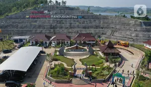 Suasana peringatan Hari Air Dunia (HAD) ke-30 dari pantauan udara di Bendungan Randugunting Blora, Jawa Tengah (30/03/ 2022). Bendungan sebagai kawasan pariwisata.ini bermanfaat untuk pengairan irigasi seluas 630 hektare, mereduksi banjir 81,42 m³/detik. (Liputan6.com/HO/Arief PUPR)