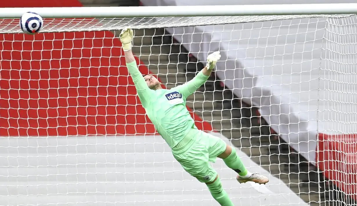 Penjaga gawang West Bromwich Albion Sam Johnstone gagal menyelamatkan gawang dari gol pemain Arsenal Nicolas Pepe pada pertandingan Liga Inggris di Emirates Stadium, London, Inggris, Minggu (9/5/2021). Arsenal mengalahkan West Bromwich Albion 3-1. (Andy Rain/Pool via AP)